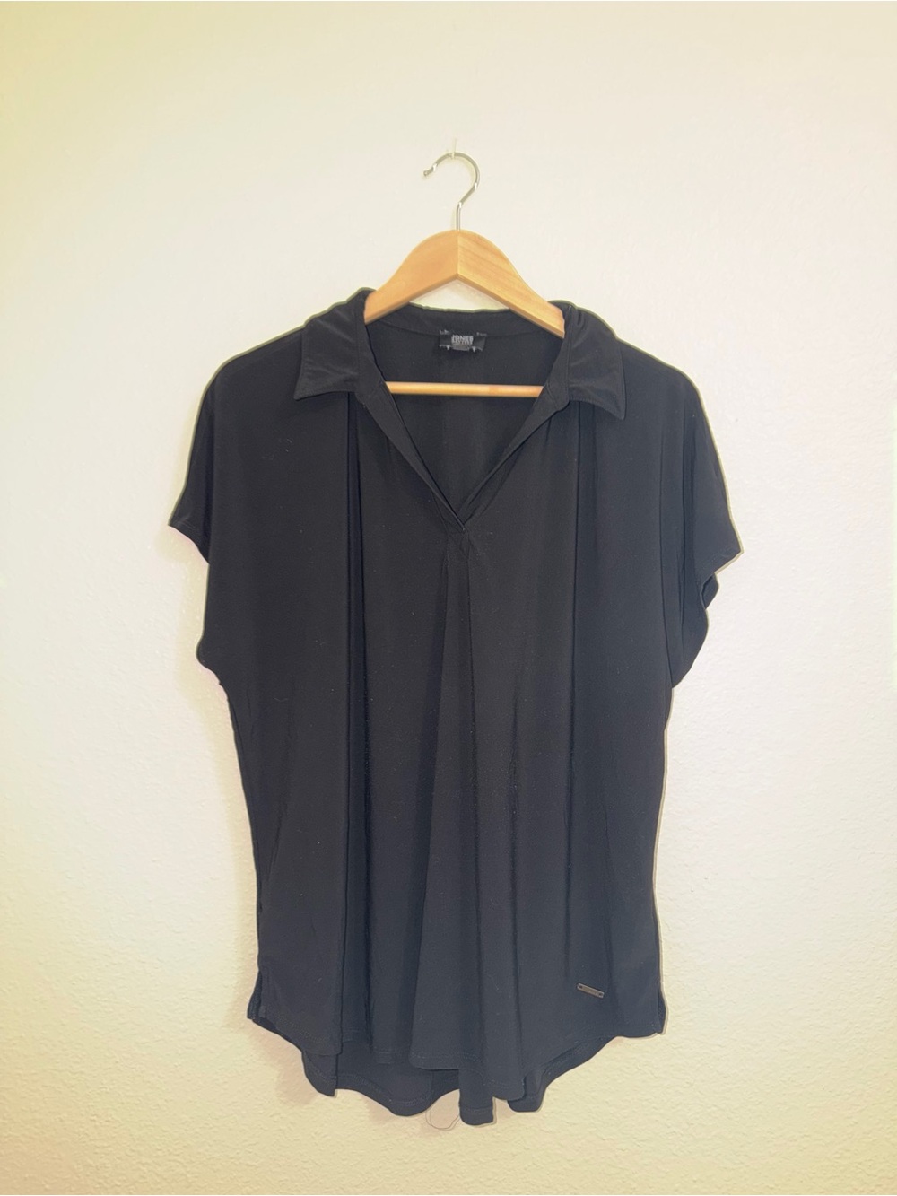 Jones New York Black Short Sleeve V-Neck Collared Top
